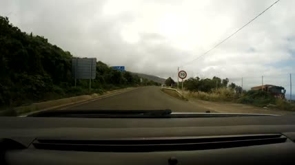 在路上快速行驶实拍