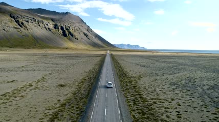 在乡间空荡荡的路上行驶的汽车实拍