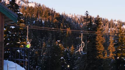 在长满松树的雪山上的缆车特写