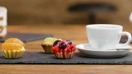 咖啡馆里的茶和蛋糕特写实拍