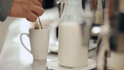 一名妇女用茶包冲泡温茶特写实拍