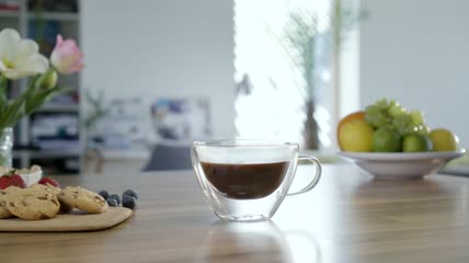 把咖啡倒进玻璃杯里特写实拍