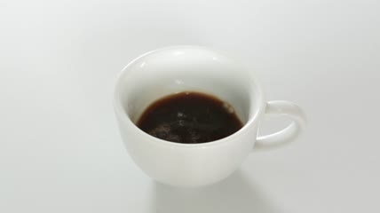 倒清咖啡特写实拍