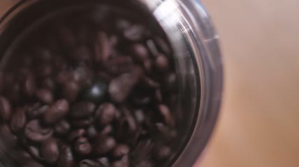 家用咖啡机中的咖啡豆特写实拍
