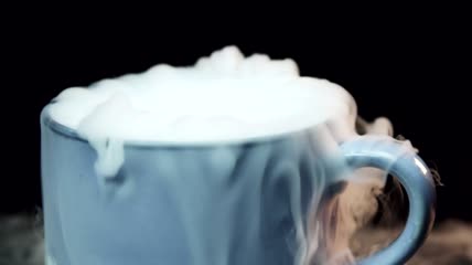 咖啡杯里冒出的干冰烟雾特写实拍