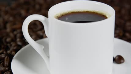 咖啡杯周围的豆子特写实拍