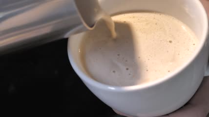 咖啡装在杯子里特写实拍