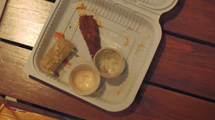 咖啡桌上有食物残渣特写实拍