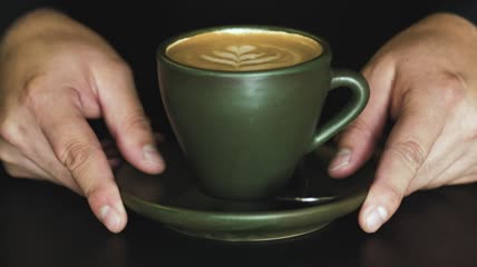 绿色杯子装的咖啡特写实拍