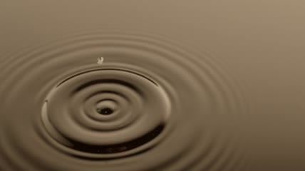 水滴入棕色液体中特写实拍