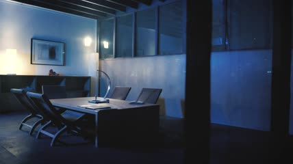 晚上提供带咖啡桌的房间实拍