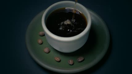 一小杯正在装满的咖啡特写实拍