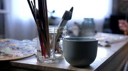 艺术家把杯子放在他们的工作室里特写实拍