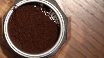 在mocca特写镜头中准备磨碎的咖啡
