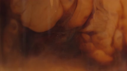 在咖啡中旋转的咖啡奶油特写实拍