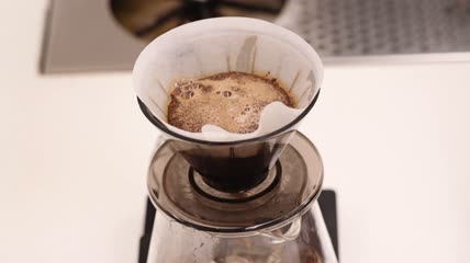 制作V60的人从上面倒咖啡特写实拍