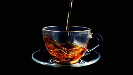 把茶倒进玻璃杯里特写实拍