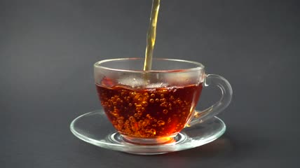 把茶倒在玻璃杯里特写实拍