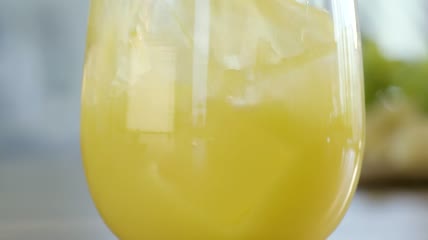 把橙汁倒在玻璃杯里特写实拍