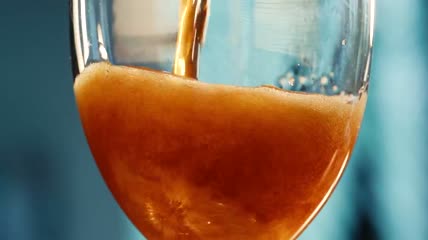 把黑啤酒倒进杯子里特写实拍