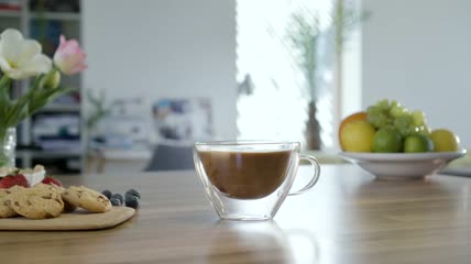 把牛奶倒进咖啡杯特写实拍