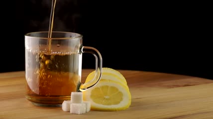把热茶倒在透明的杯子里特写实拍