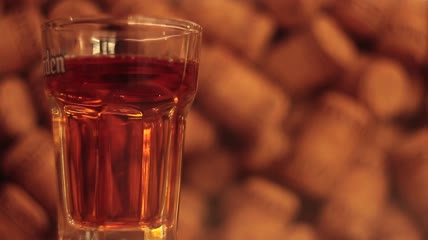 把威士忌倒进玻璃杯里特写实拍