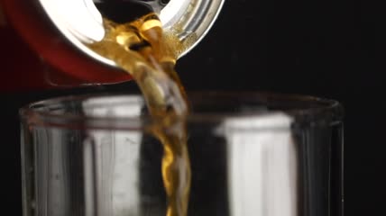 把一罐汽水倒进玻璃杯里特写实拍