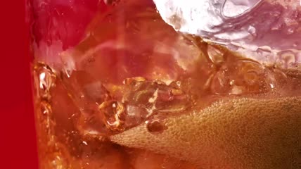把装满冰块的玻璃杯装满苏打水特写实拍