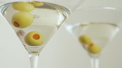白底加橄榄的马提尼酒杯特写实拍