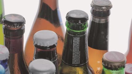 白色背景上的封闭式啤酒玻璃瓶特写实拍