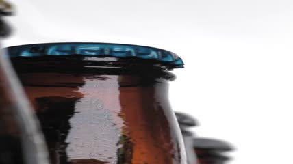 白色背景上的冷玻璃瓶特写实拍