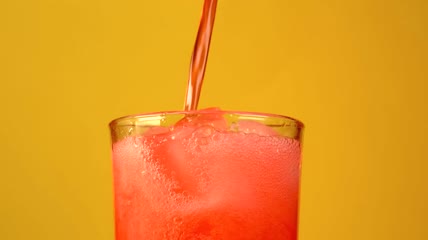 冰激凌杯红苏打水特写实拍