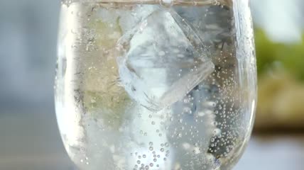 冰块落入矿泉水中特写实拍