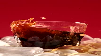 冰与苏打水一起落入玻璃杯特写实拍