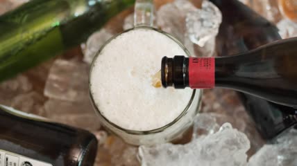 冰镇啤酒放在小冰箱里特写实拍