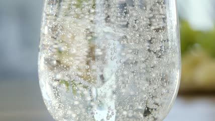 玻璃上的起泡矿泉水特写实拍