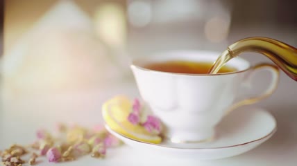 茶倒进经典的瓷茶杯里特写实拍