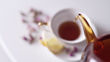 茶壶倒茶入瓷杯俯瞰