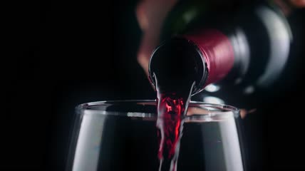 从瓶子里倒红酒特写实拍