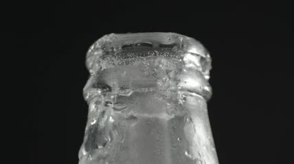 打开冷饮瓶特写实拍