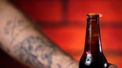 打开啤酒瓶近距离观察实拍