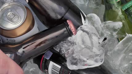 大冰柜里的啤酒特写实拍
