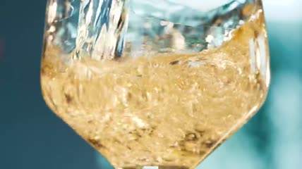 倒了白葡萄酒特写实拍