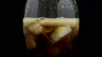 倒一杯加冰的可乐特写实拍