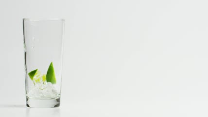 倒一杯奎宁水特写实拍