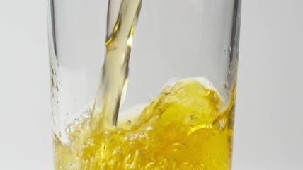 倒一杯啤酒特写实拍