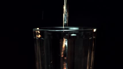 倒一杯温水特写实拍