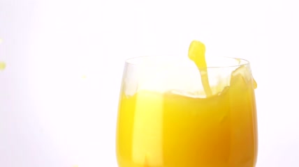 掉进果汁里的橙片特写实拍
