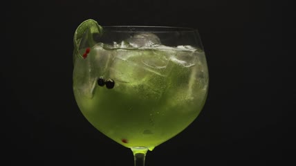 杜松子酒加冰和酸橙特写实拍